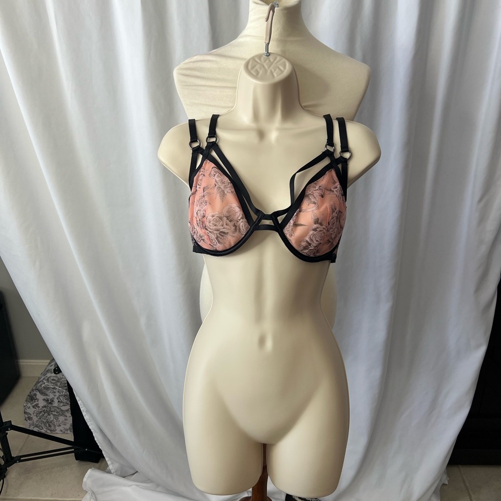 Victoria’s Secret Very Sexy Unlined Plunge Bra – Floral Mesh – 38DD